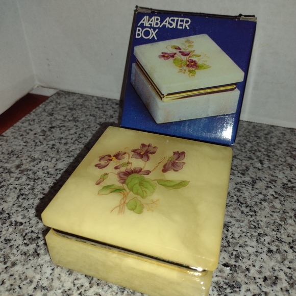 Genuine Alabaster VIOLETS Square Shape Trinket Box. Made in Italy Vntg. 80s NEW. - Picture 8 of 8